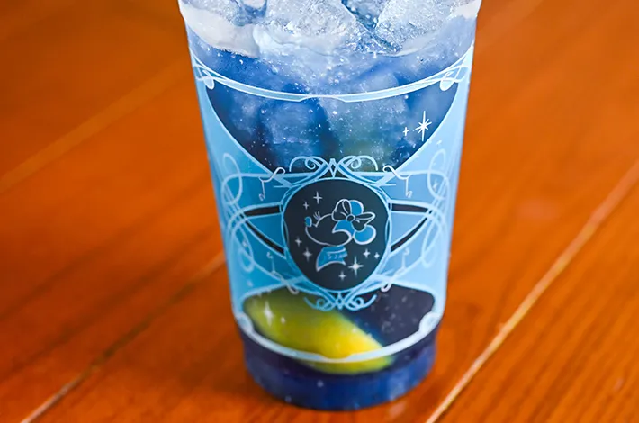 混ぜた後のレモネード（ブルーシロップ＆バタフライピー）の写真（撮影：grapeフード編集部）