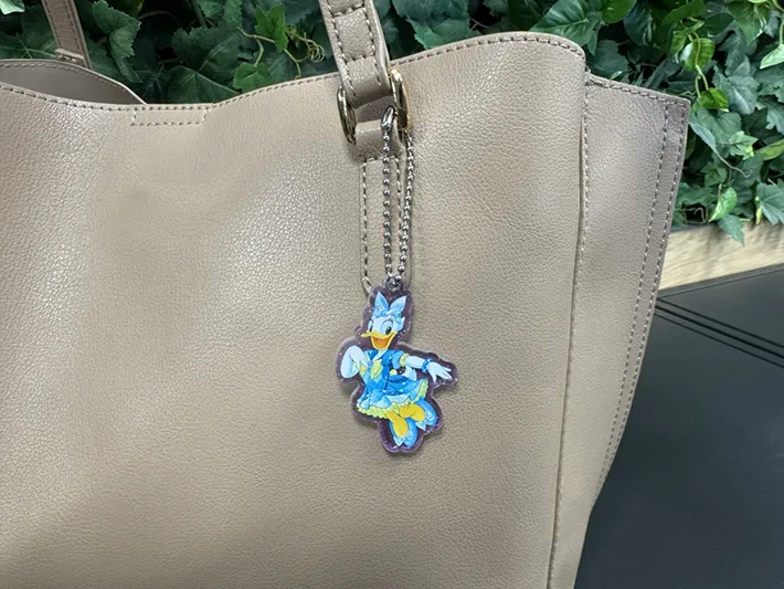 『東京ディズニーシー25周年“スパークリング・ジュビリー”』のポテトスナックについてくるチャーム（撮影：grapeフード編集部）