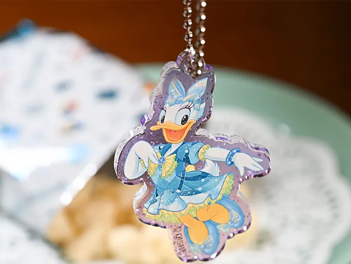『東京ディズニーシー25周年“スパークリング・ジュビリー”』のポテトスナックについてくるチャーム（撮影：grapeフード編集部）