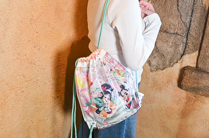 コーンスナックの外装を背負った写真（撮影：grapeフード編集部）