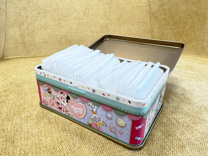 『ディズニー・パルパルーザ “ヴァネロペのスウィーツ・ポップ・ワールド”』のお土産缶の使い道コットン入れ（撮影：grapeフード編集部）