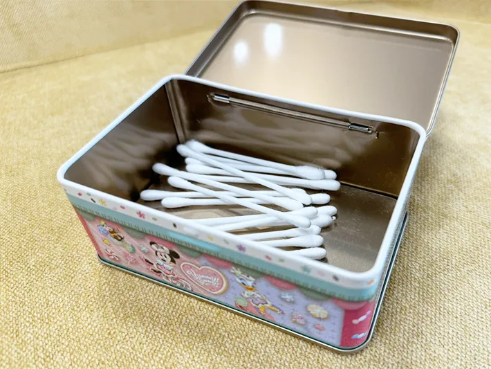 『ディズニー・パルパルーザ “ヴァネロペのスウィーツ・ポップ・ワールド”』のお土産缶の使い道綿棒入れ（撮影：grapeフード編集部）