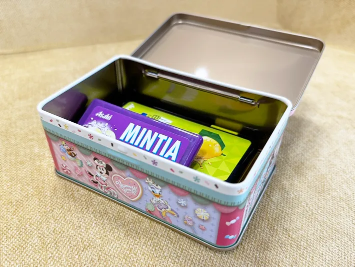 『ディズニー・パルパルーザ “ヴァネロペのスウィーツ・ポップ・ワールド”』のお土産缶の使い道タブレット入れ（撮影：grapeフード編集部）