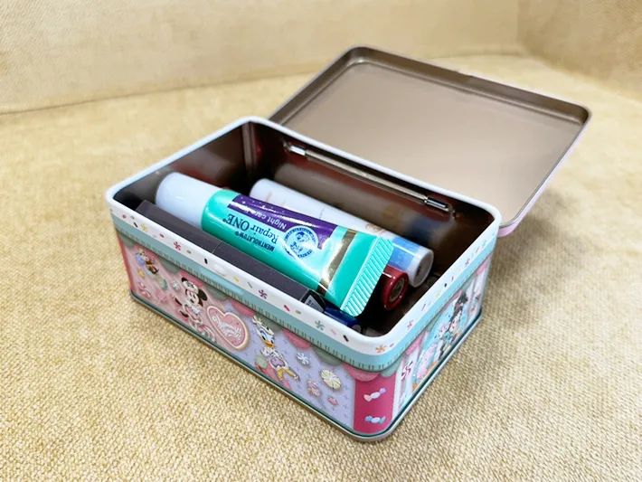 『ディズニー・パルパルーザ “ヴァネロペのスウィーツ・ポップ・ワールド”』のお土産缶の使い道リップ入れ（撮影：grapeフード編集部）