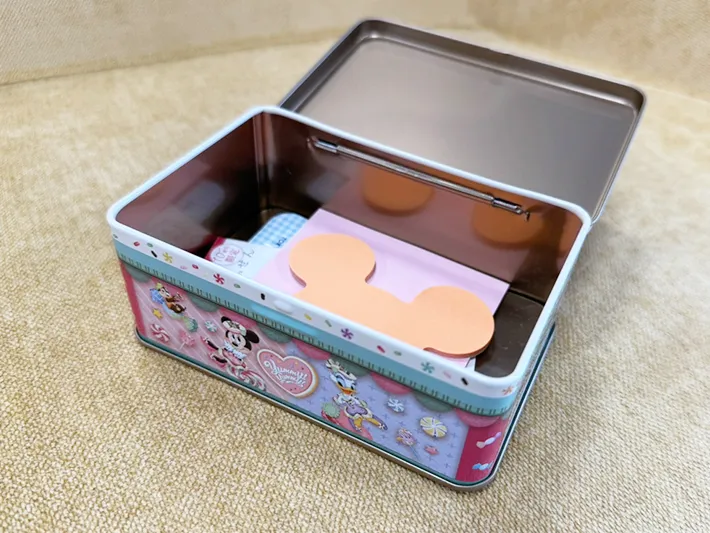 『ディズニー・パルパルーザ “ヴァネロペのスウィーツ・ポップ・ワールド”』のお土産缶の使い道文具入れ（撮影：grapeフード編集部）