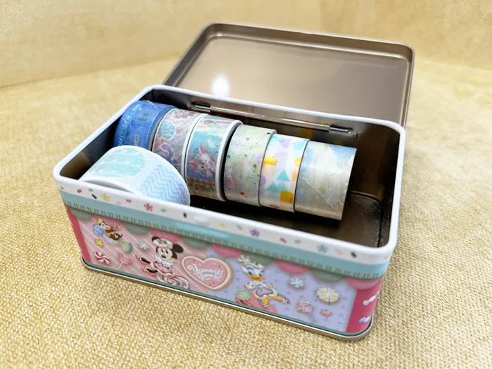 『ディズニー・パルパルーザ “ヴァネロペのスウィーツ・ポップ・ワールド”』のお土産缶の使い道マスキングテープ入れ（撮影：grapeフード編集部）