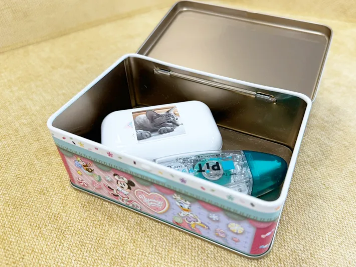 『ディズニー・パルパルーザ “ヴァネロペのスウィーツ・ポップ・ワールド”』のお土産缶の使い道イヤホン入れ（撮影：grapeフード編集部）