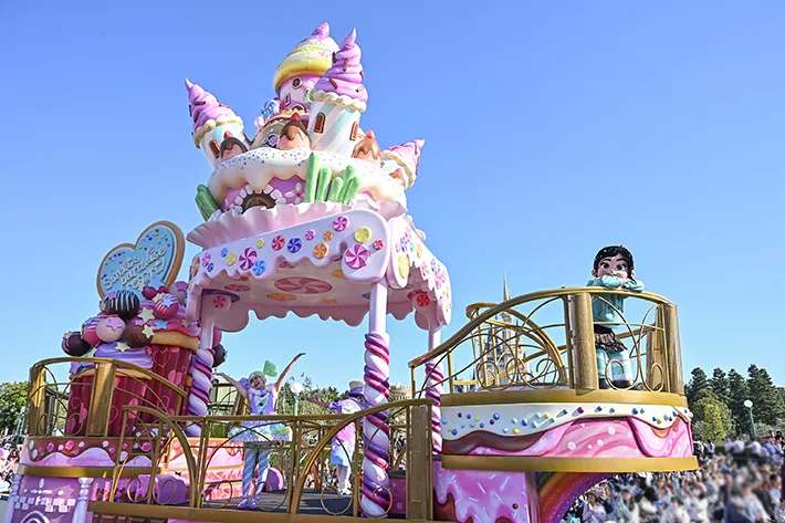 『ディズニー・パルパルーザ “ヴァネロペのスウィーツ・ポップ・ワールド”』のパレード（撮影：grapeフード編集部）