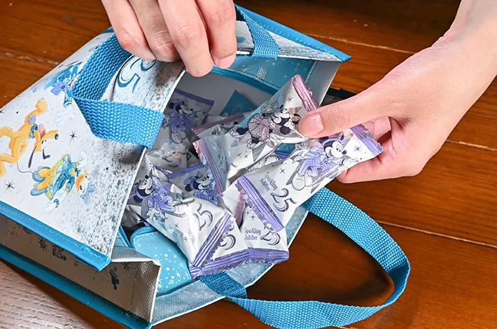 アーモンドチョコレートバーを袋から出している写真（撮影：grapeフード編集部）