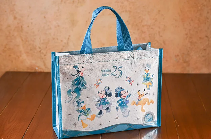 アーモンドチョコレートバーのパッケージ写真（撮影：grapeフード編集部）