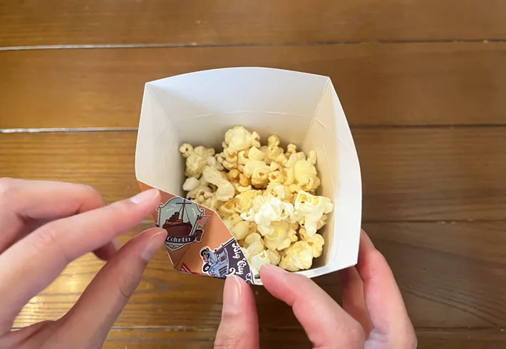 角を折ったポップコーンボックスの写真（撮影：grapeフード編集部）