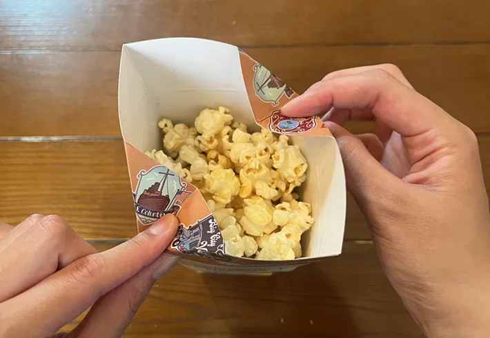 2か所を折ったポップコーンボックスの写真（撮影：grapeフード編集部）