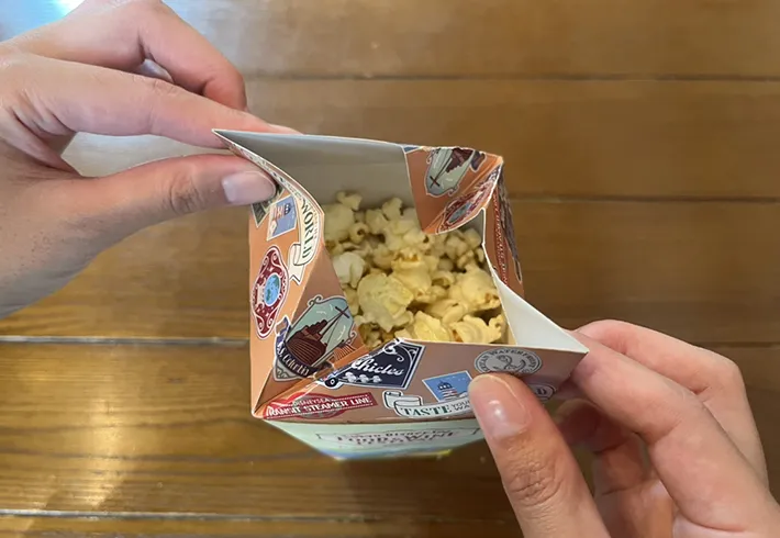 ポップコーンボックスの角をつかんでいる写真（撮影：grapeフード編集部）