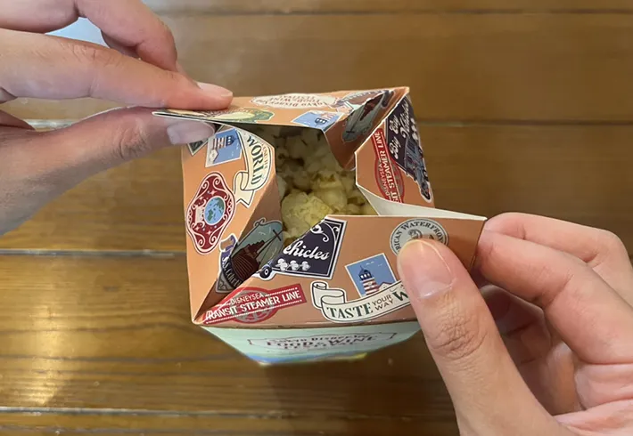 ポップコーンボックスの口を閉じている写真（撮影：grapeフード編集部）