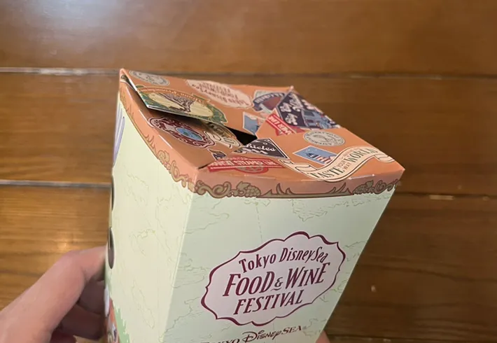 口を閉じたポップコーンボックスの横からの写真（撮影：grapeフード編集部）