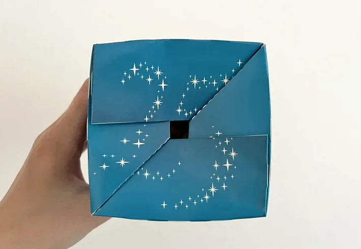 『スパークリング・ジュビリー』デザインのポップコーンボックスの上からの写真（撮影：grapeフード編集部）