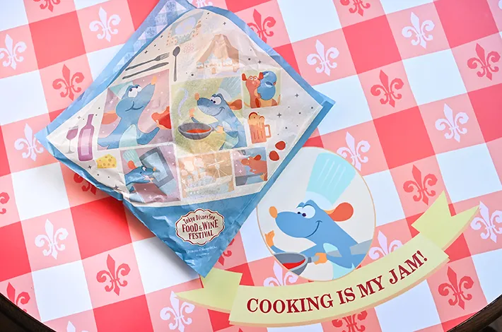 レミーが描かれたテーブルと包み紙の写真（撮影：grapeフード編集部）