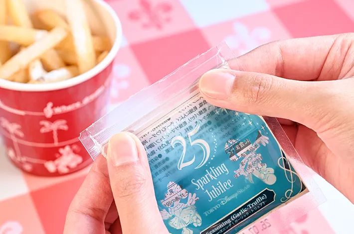 シーズニング（ガーリック・トリュフ）の口を閉じている写真（撮影：grapeフード編集部）