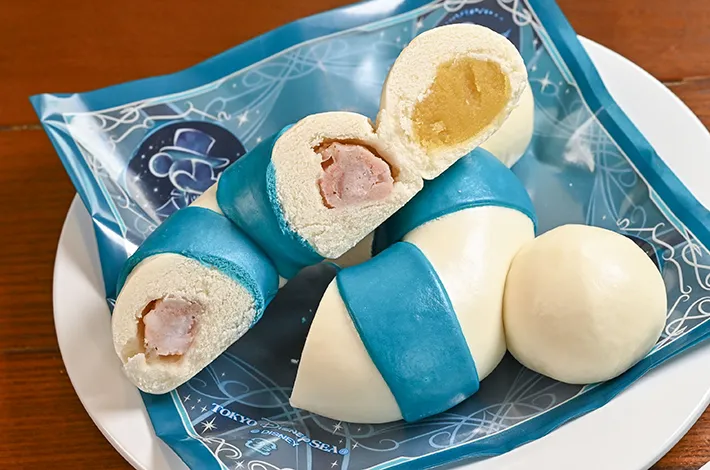 半分に割った『スペシャルうきわまん（エビ＆さつまいも）』の写真（撮影：grapeフード編集部）