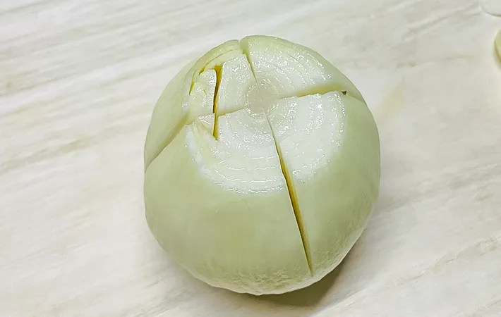 タマネギに切り込みを入れた写真
