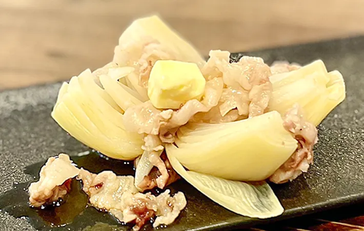 加熱した豚肉とタマネギの写真