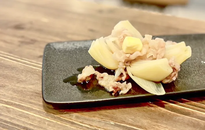 加熱した豚肉とタマネギの写真