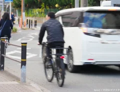 自転車が車道を走っている写真