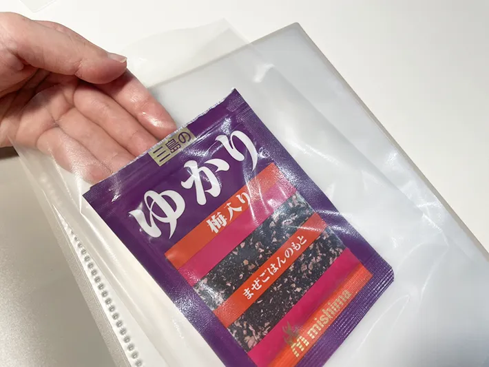 袋入り調味料をクリアポケットに入れている写真（撮影：grapeライフハック編集部）