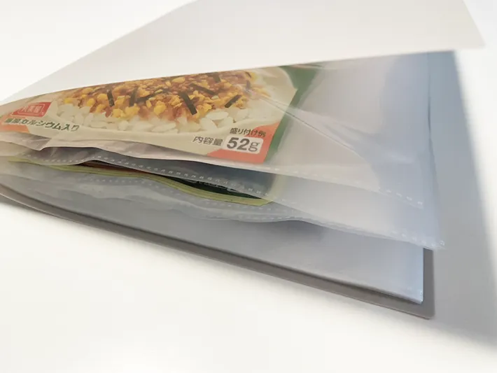 袋入り調味料をクリアポケットに入れた後のファイルの写真（撮影：grapeライフハック編集部）