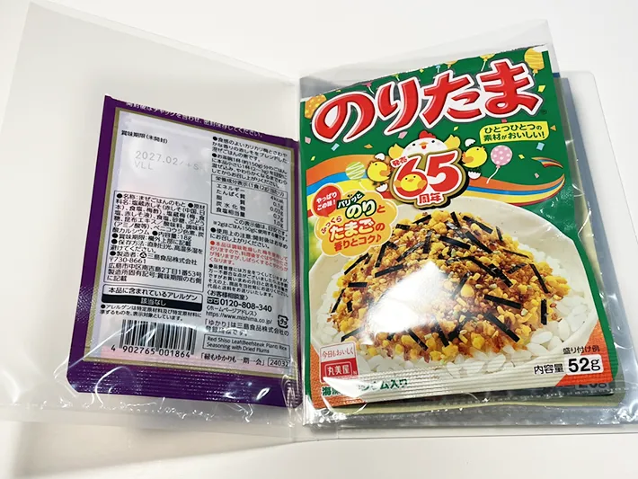 袋入り調味料をクリアポケットに入れた後の写真（撮影：grapeライフハック編集部）