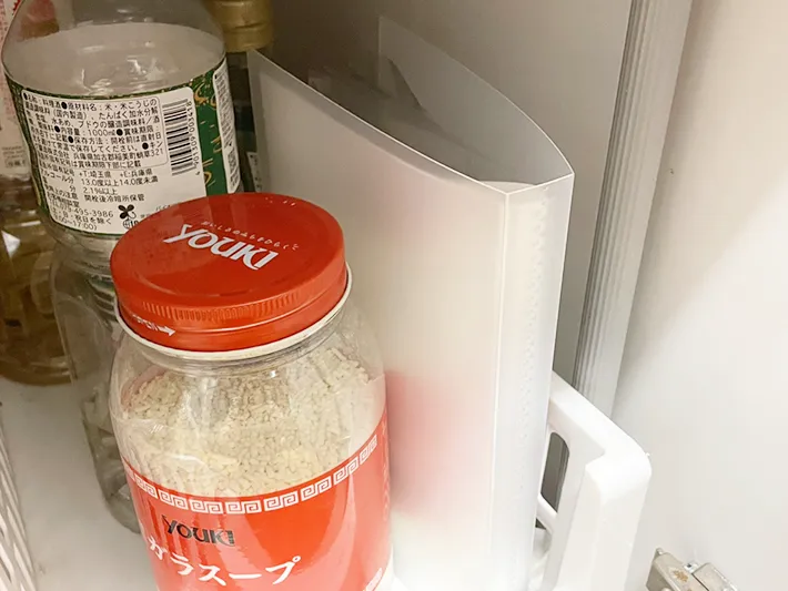 袋入り調味料を入れたファイルを収納する写真（撮影：grapeライフハック編集部）