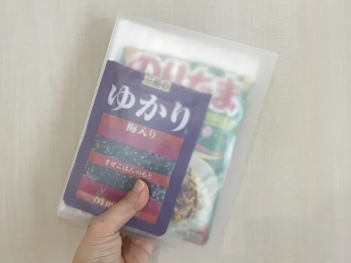 袋入り調味料を入れたファイルを持った写真（撮影：grapeライフハック編集部）