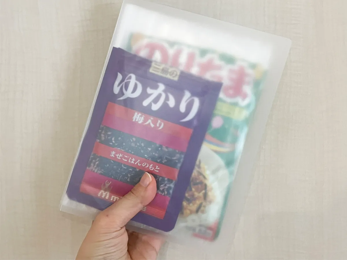 袋入り調味料を入れたファイルを持った写真（撮影：grapeライフハック編集部）