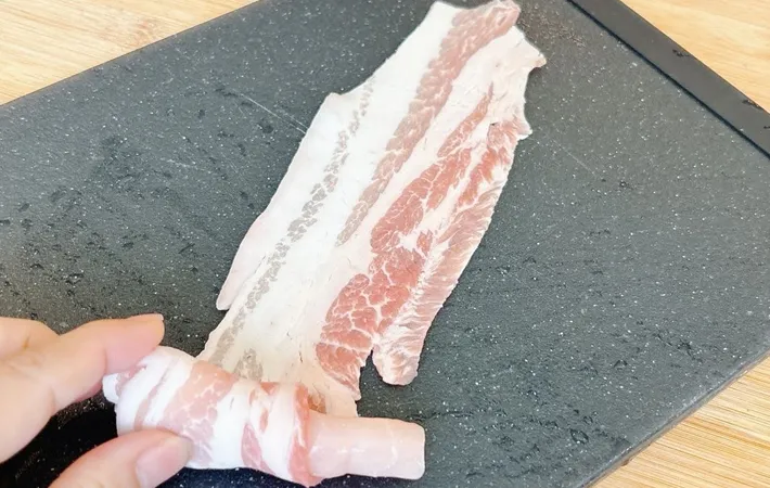 『岩下の新生姜と豚バラ肉のくるくる巻き』を作る写真（撮影：キジカク）