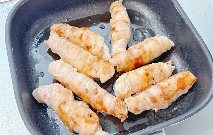 『岩下の新生姜と豚バラ肉のくるくる巻き』を作る写真（撮影：キジカク）