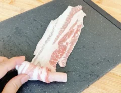 『岩下の新生姜と豚バラ肉のくるくる巻き』を作る写真（撮影：キジカク）