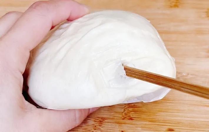 『さけるチーズ入り肉まん』を作る写真（撮影：キジカク）