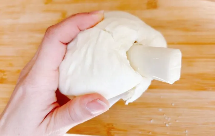 『さけるチーズ入り肉まん』を作る写真（撮影：キジカク）