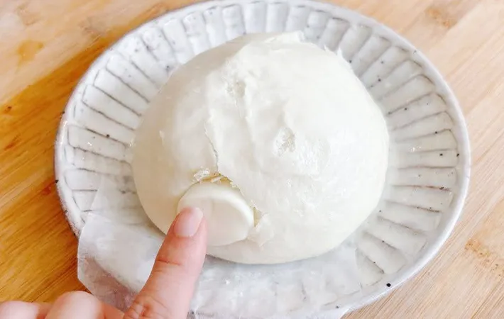 『さけるチーズ入り肉まん』を作る写真（撮影：キジカク）