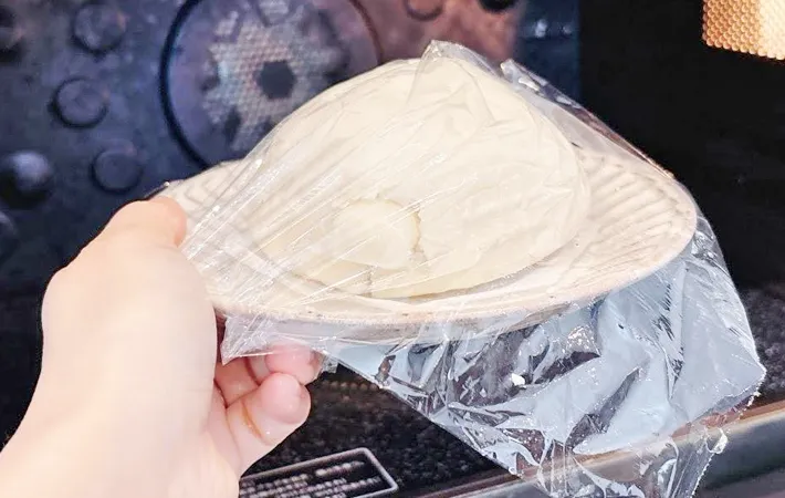 『さけるチーズ入り肉まん』を作る写真（撮影：キジカク）