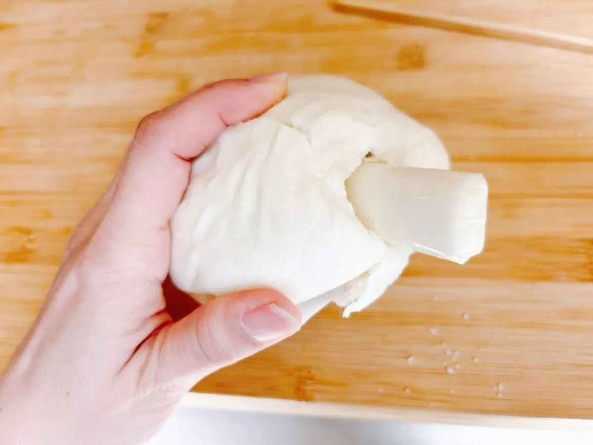 『さけるチーズ入り肉まん』を作る写真（撮影：キジカク）