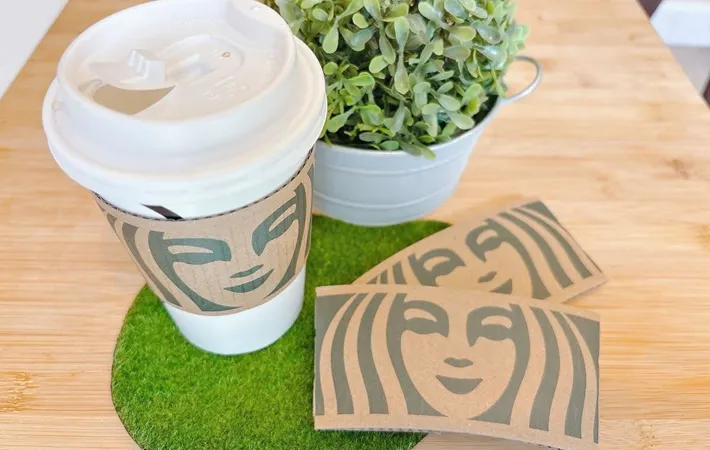 『スターバックスコーヒーのカップとスリーブ』の写真（撮影：キジカク）