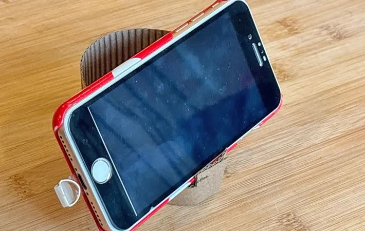 『スタバスリーブのスマホスタンド』の写真（撮影：キジカク）