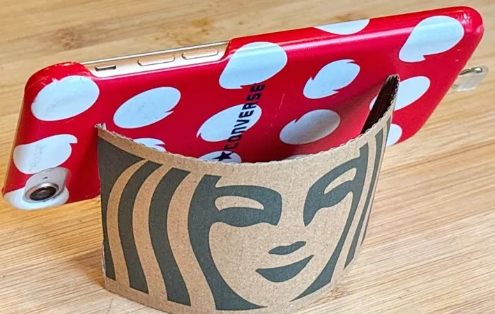 『スタバスリーブのスマホスタンド』の写真（撮影：キジカク）