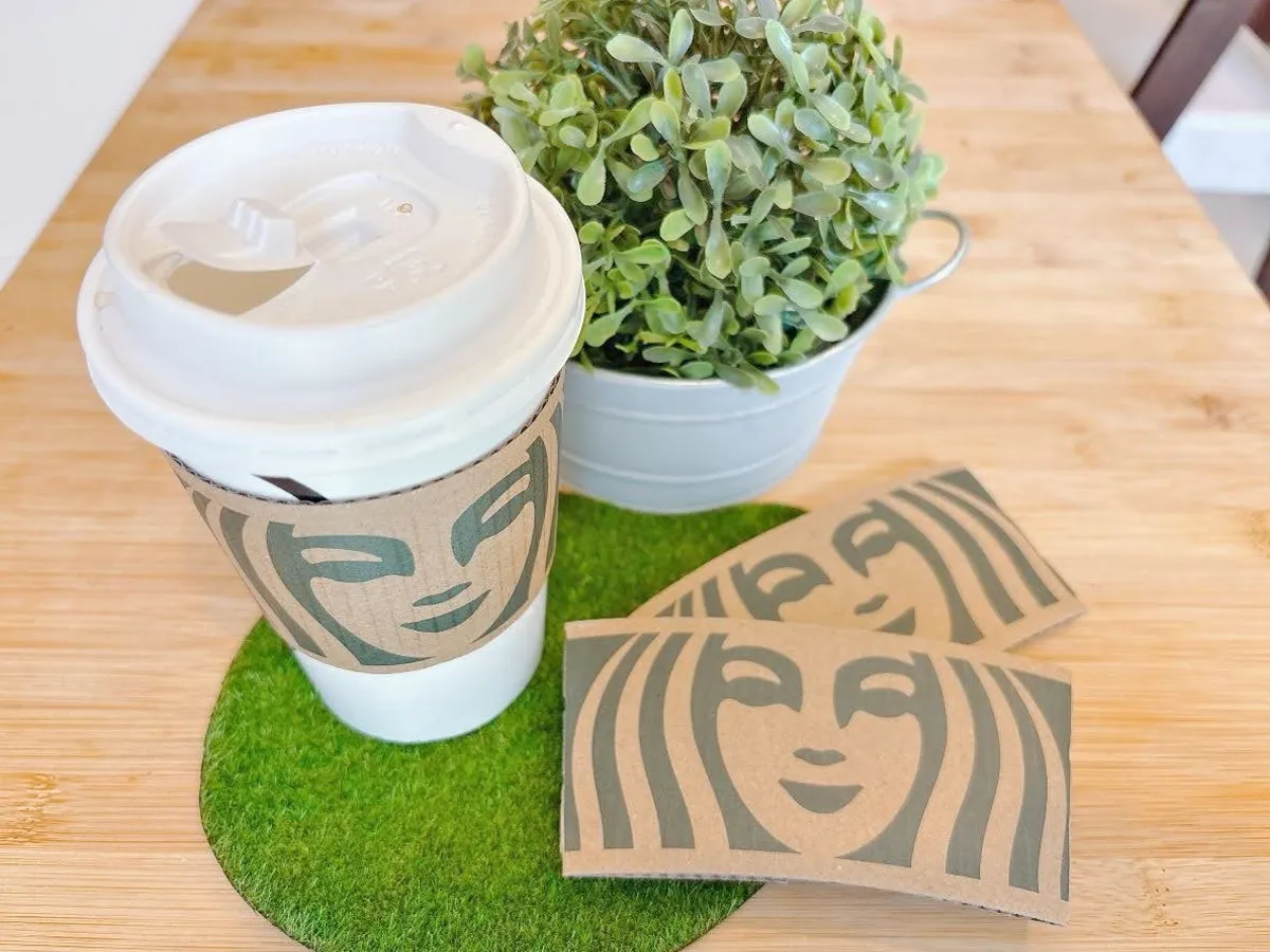 『スターバックスコーヒーのカップとスリーブ』の写真（撮影：キジカク）