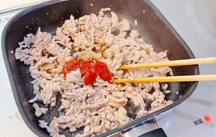 『タコライスのケチャマヨがけ』を作る写真（撮影：キジカク）