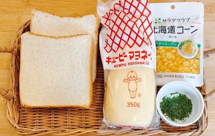 『コーンの青のりマヨトースト』の材料写真（撮影：キジカク）