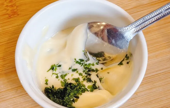 『コーンの青のりマヨトースト』を作る写真（撮影：キジカク）