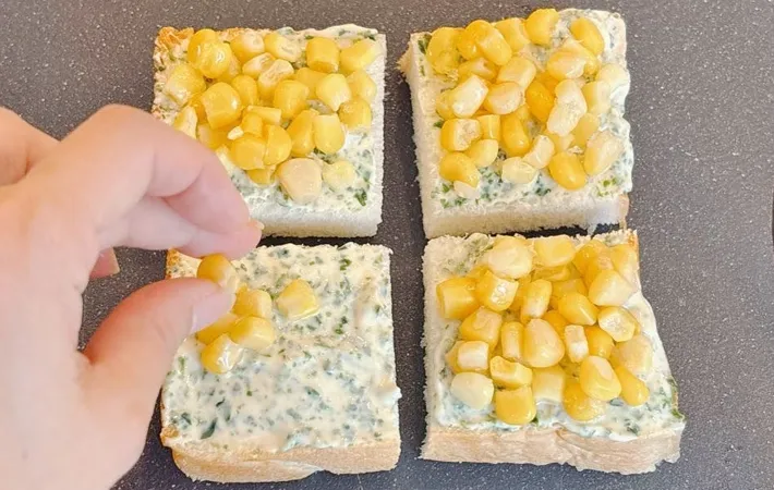 『コーンの青のりマヨトースト』を作る写真（撮影：キジカク）