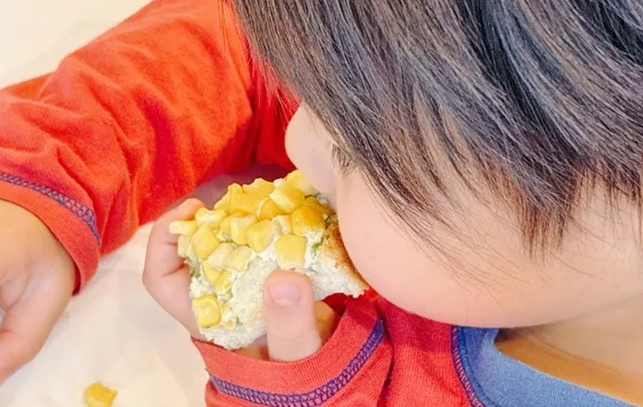 『コーンの青のりマヨトーストを食べる子供』の写真（撮影：キジカク）